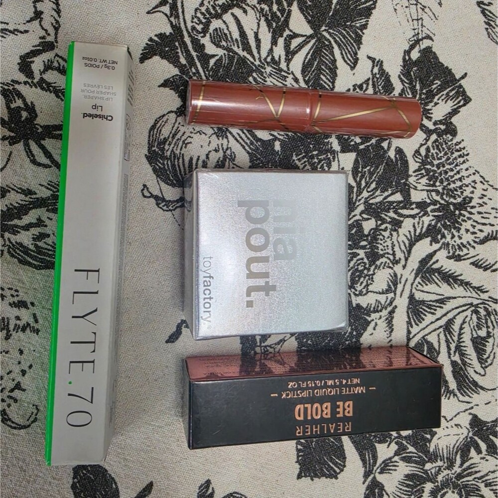 Four Piece Lip Bundle-Lipsticks-Liner-Mask RETAILS FOR $97 toyfactory Flyte. 70